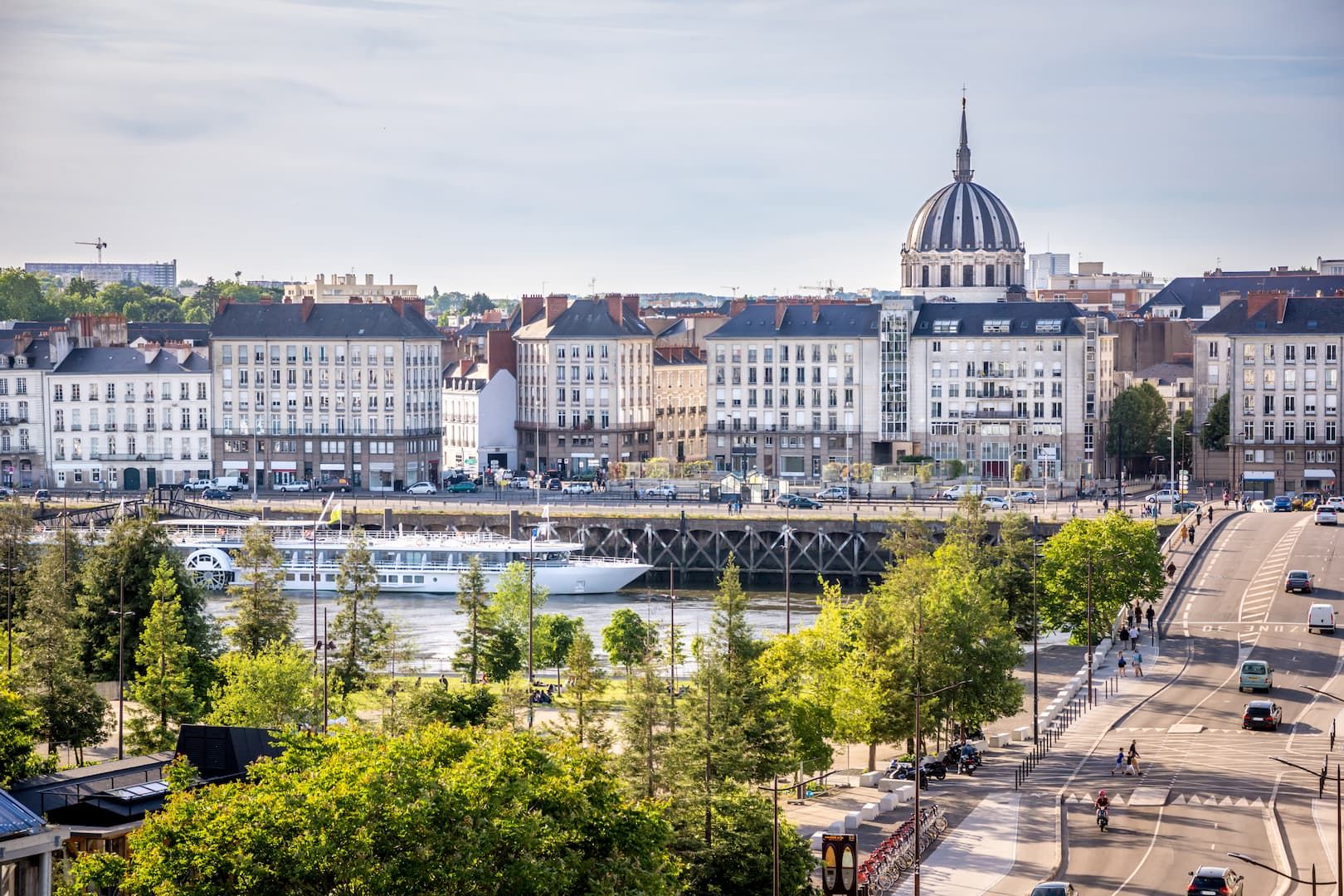 Vue du centre-ville de Nantes, illustrant l'implantation du cabinet de management de transition à Nantes